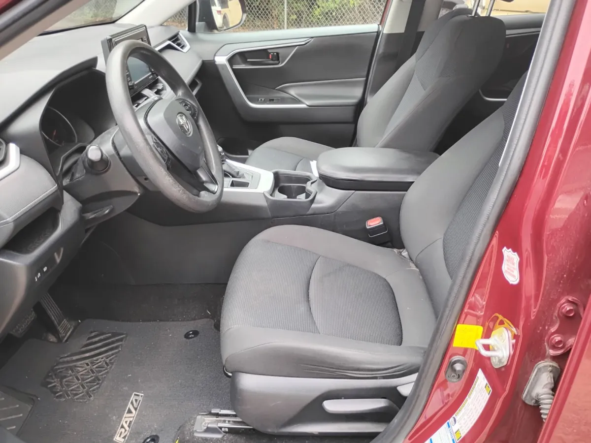 2020 Toyota RAV4 — image 6